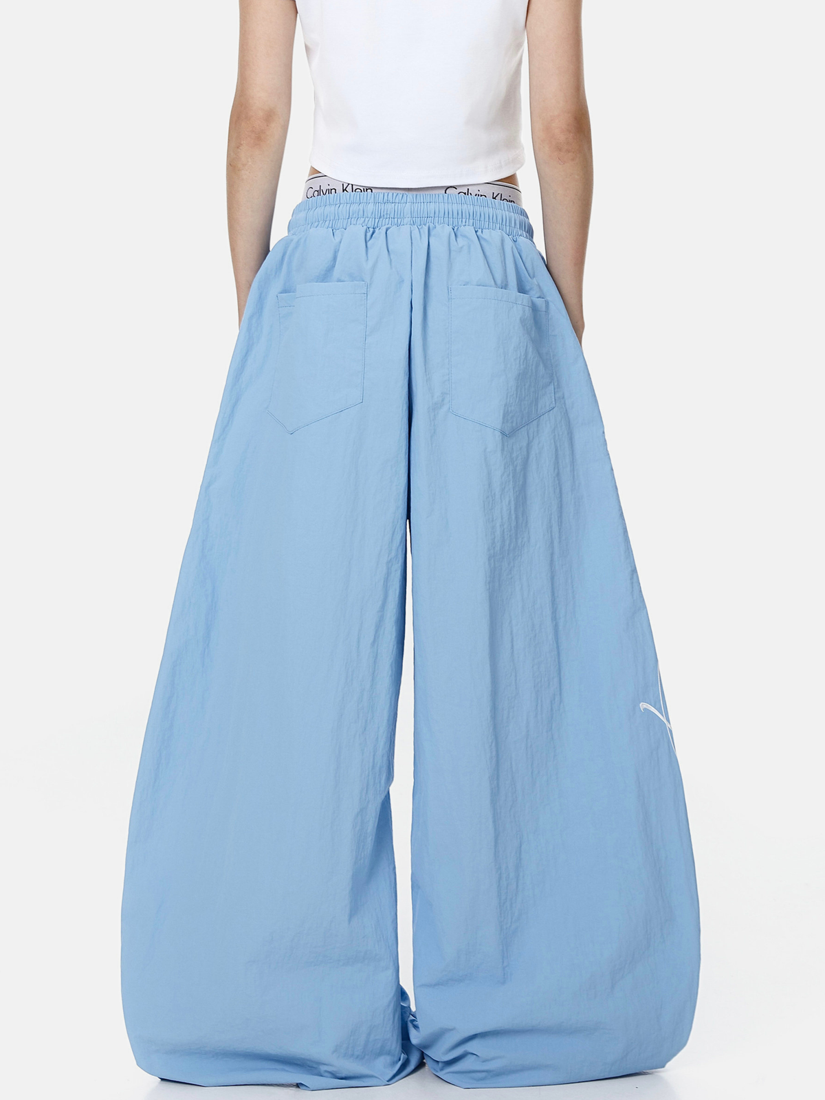 WarmSack – Damen-Fallschirmhose mit Schnürung, Lagen-Optik und geschwungenem Schnitt