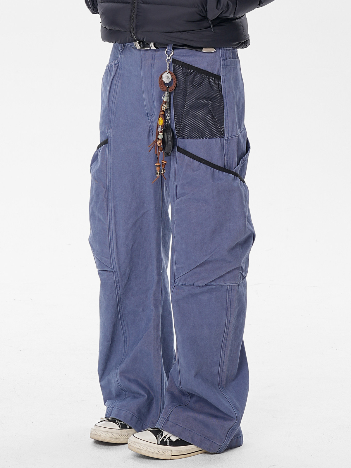 SleekLine – Herren-Cargohose mit geschwungenem Schnitt, Kreuzriemen und mehreren Taschen